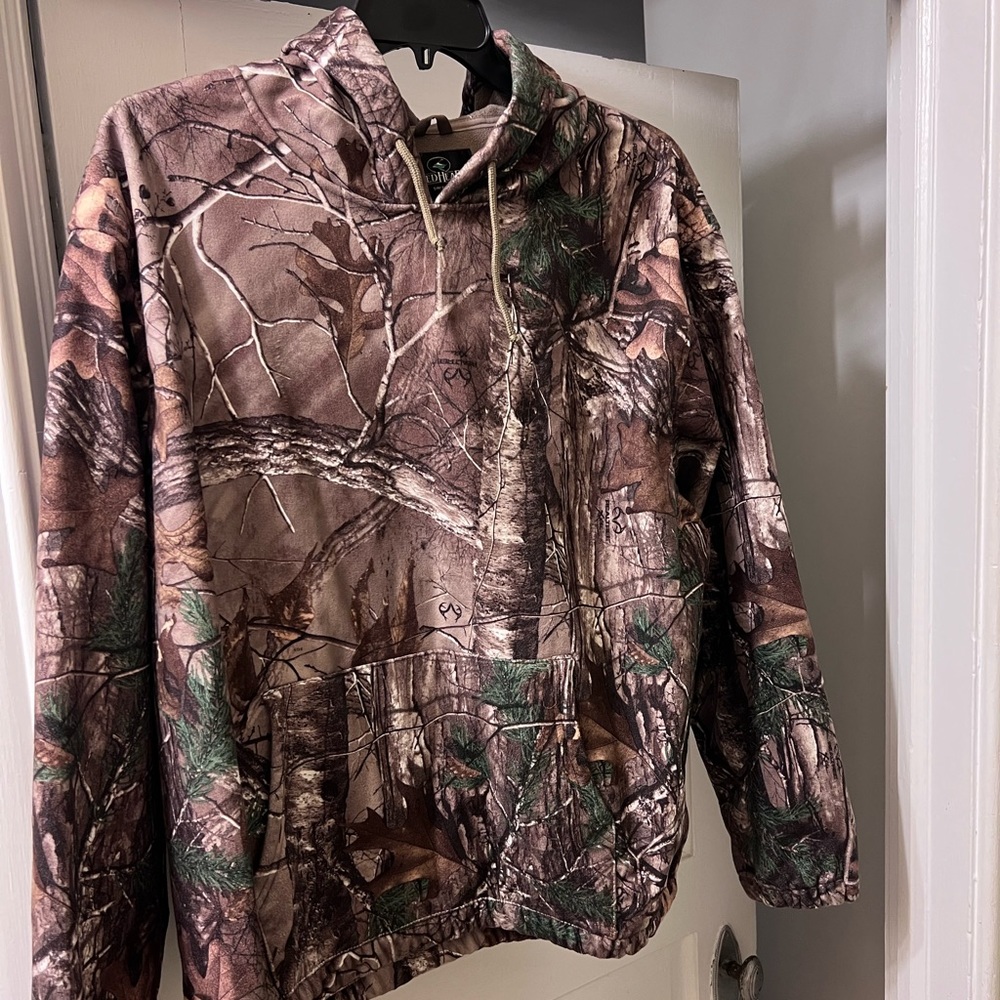 New, worn once. Very warm and comfortable insulated Realtree camo sweatshirt.